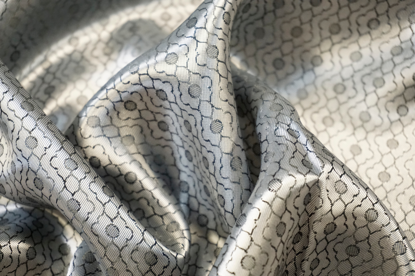 Futterstoff Viskosemix - Blümchen, silber/schwarz