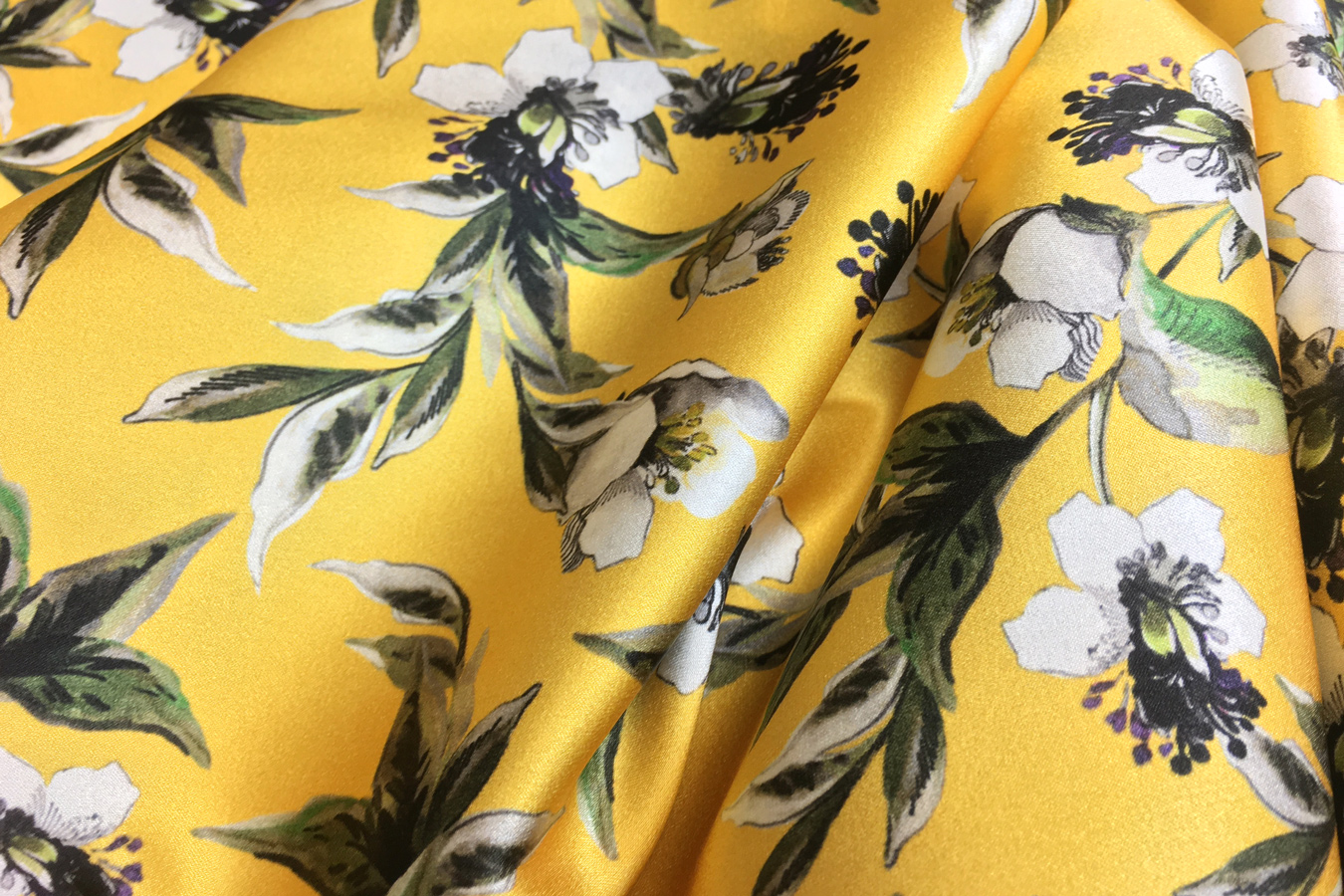 Seidenstretch - Blumen auf gelb