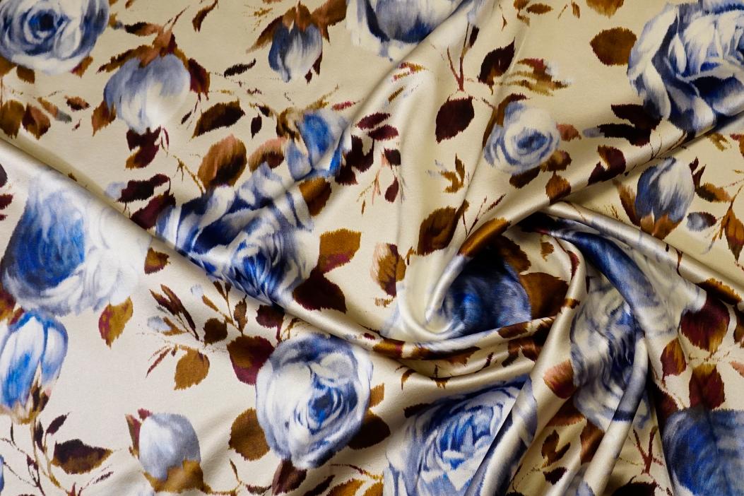 Schwerer Seidensatin - blaue Rosen