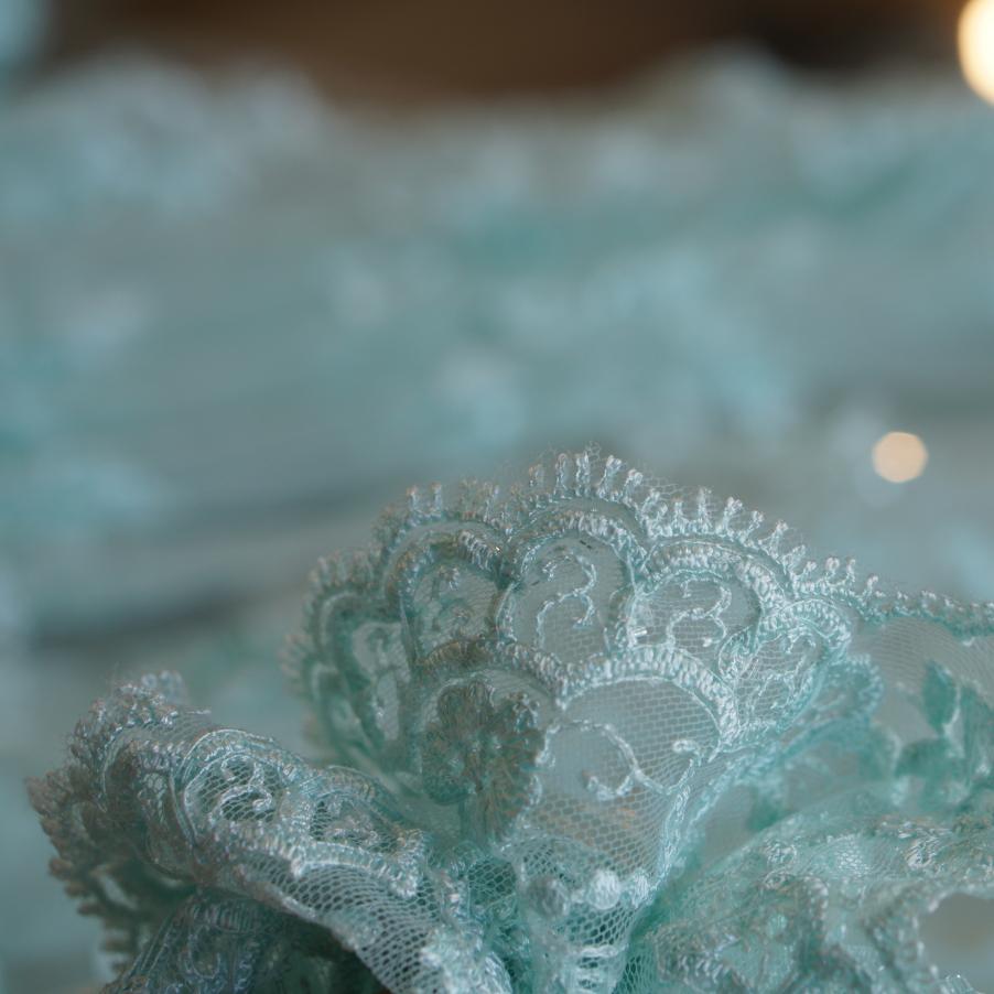 Bestickte Spitze - eisblau