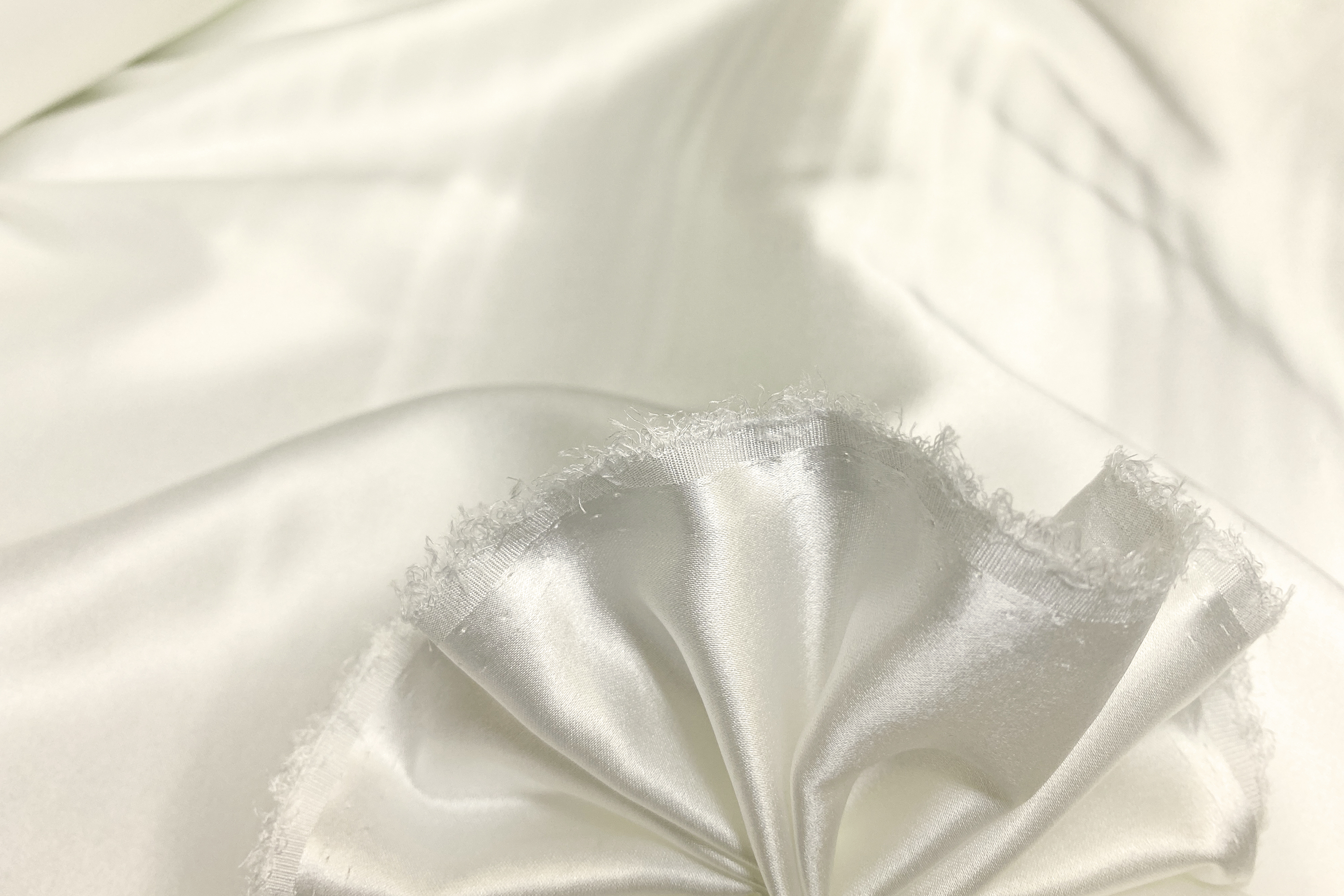 Elastischer Seiden-Satin ecru