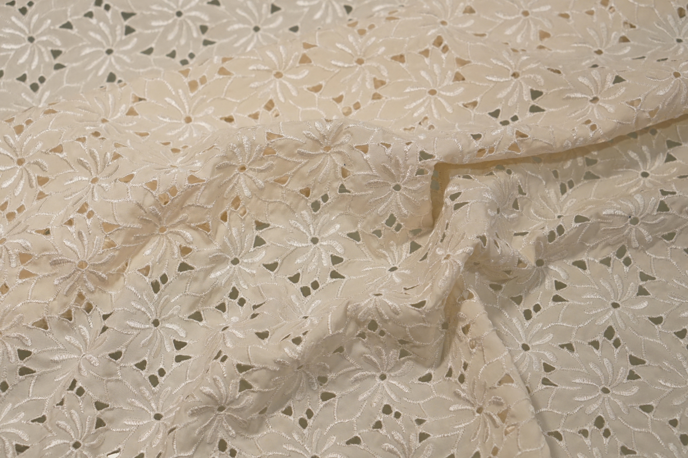 Madeirastickerei - elfenbein