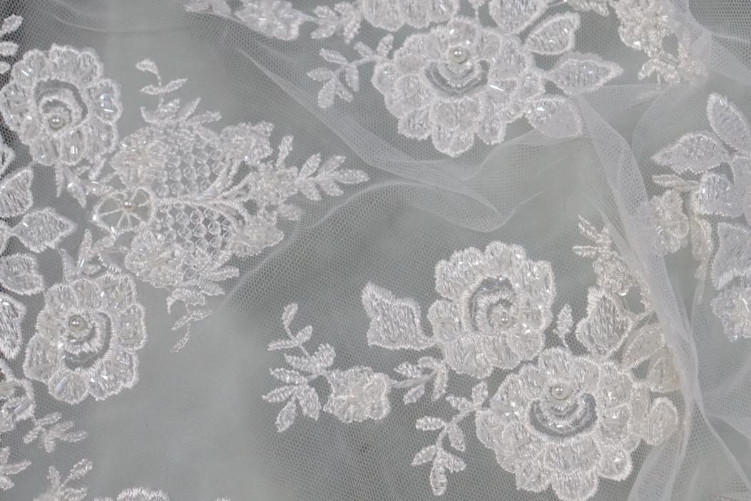 Bestickte Spitze - ecru