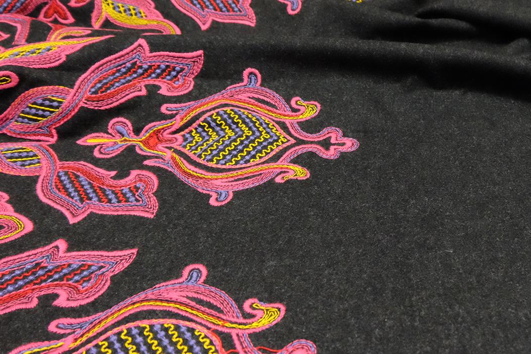 Schurwolle mit bunter Stickereibordüre