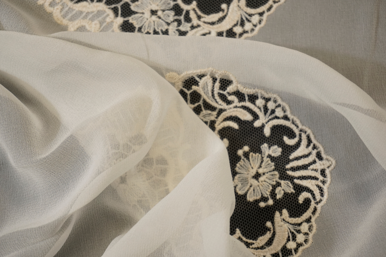 Seidencrepe mit Spitzeneinsätzen