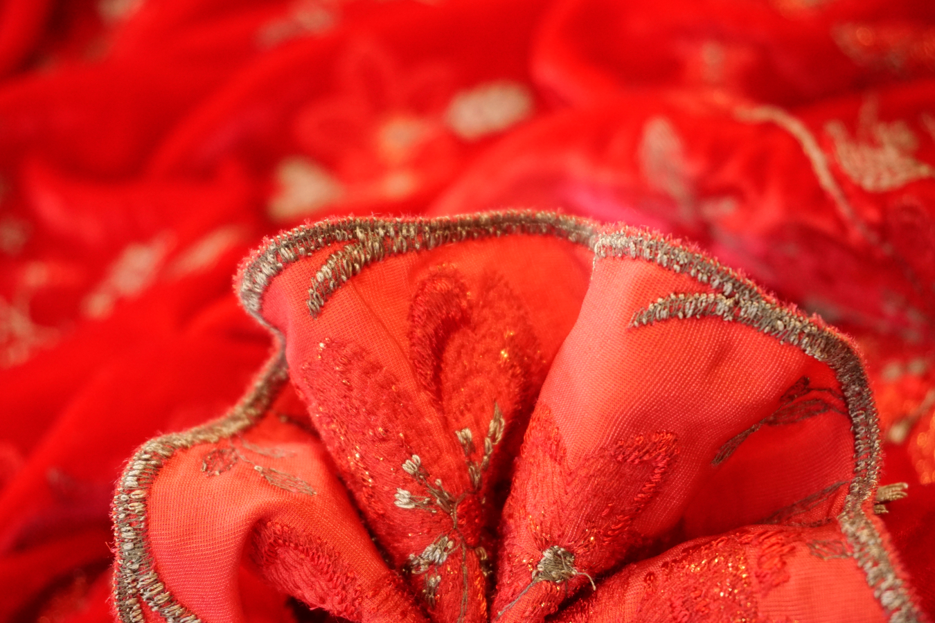Bestickter Seidensamt - rot mit Blüten
