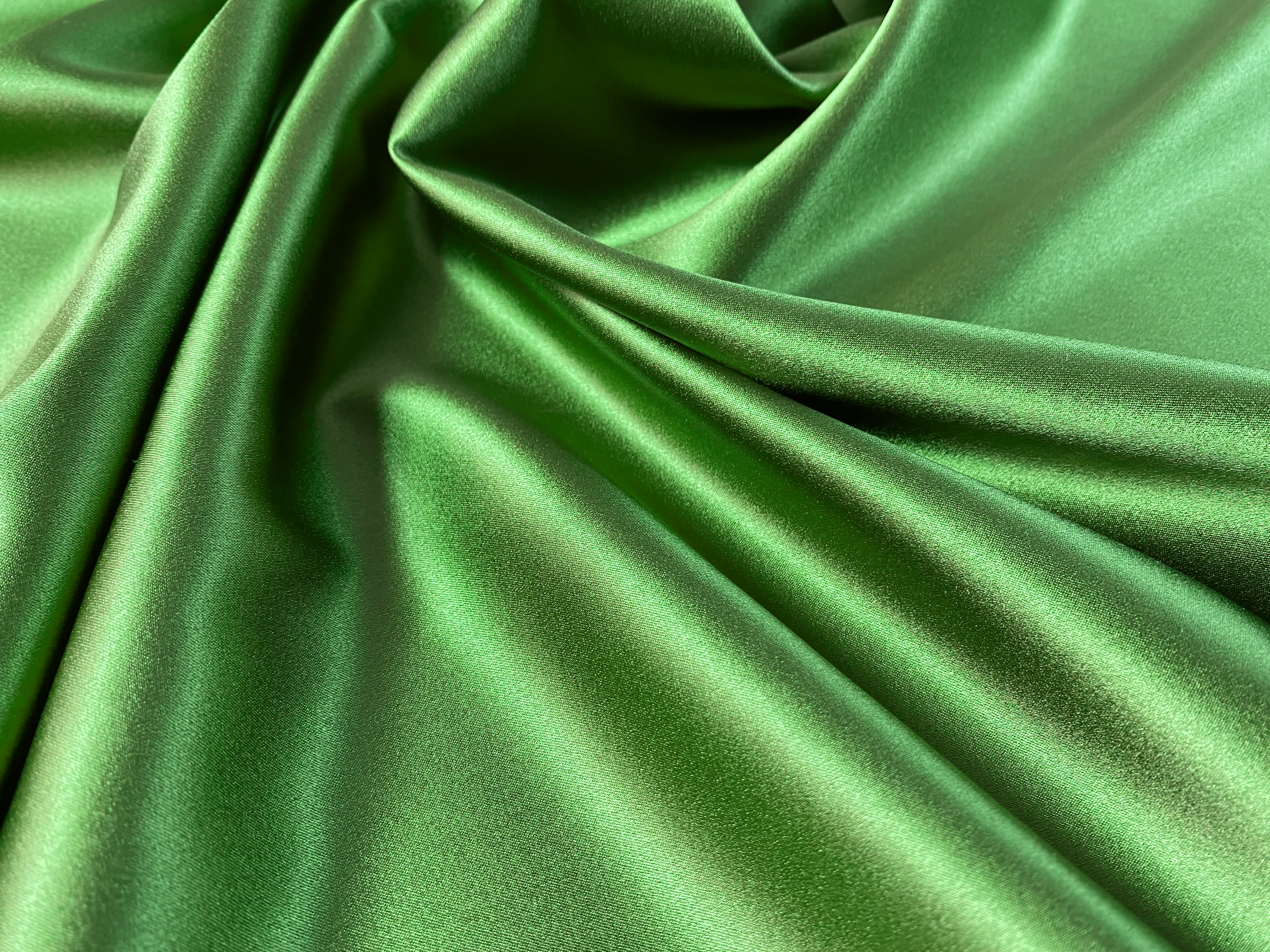 elastischer Satin grün