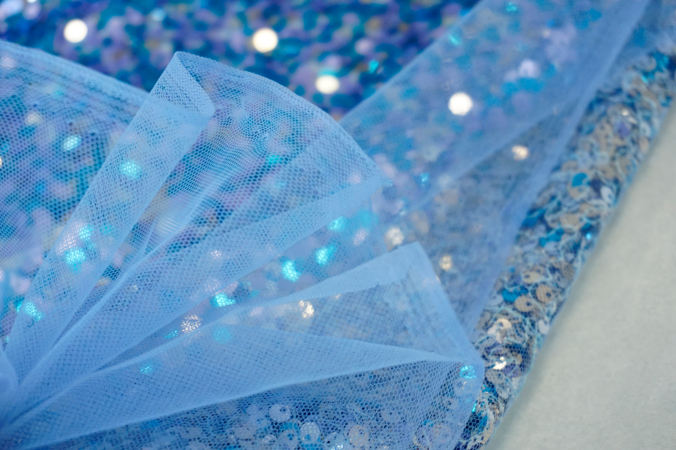 Pailletten auf Tüll - blau/violett