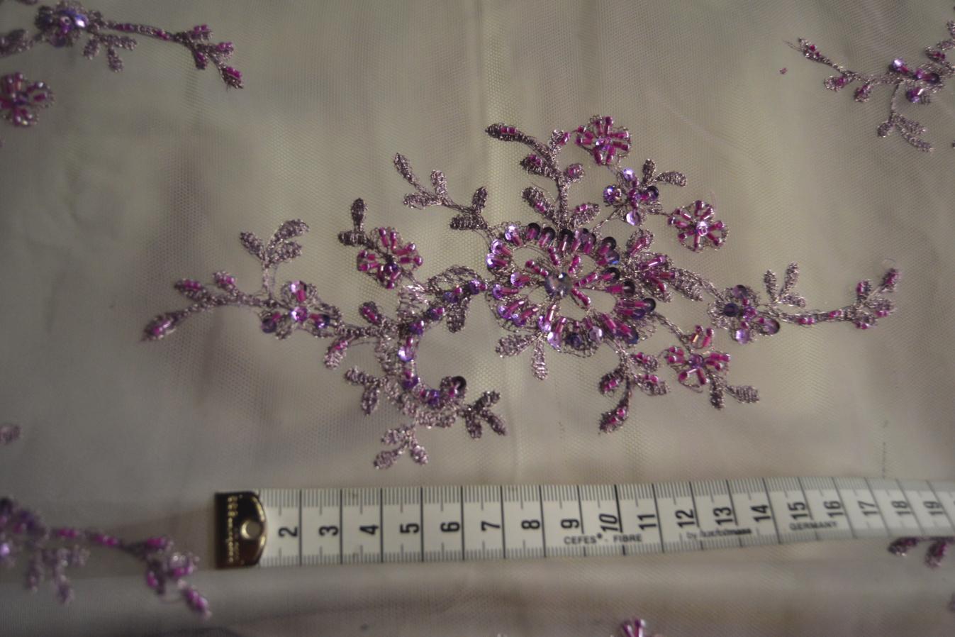 Bestickter Tüll mit Perlen und Pailletten