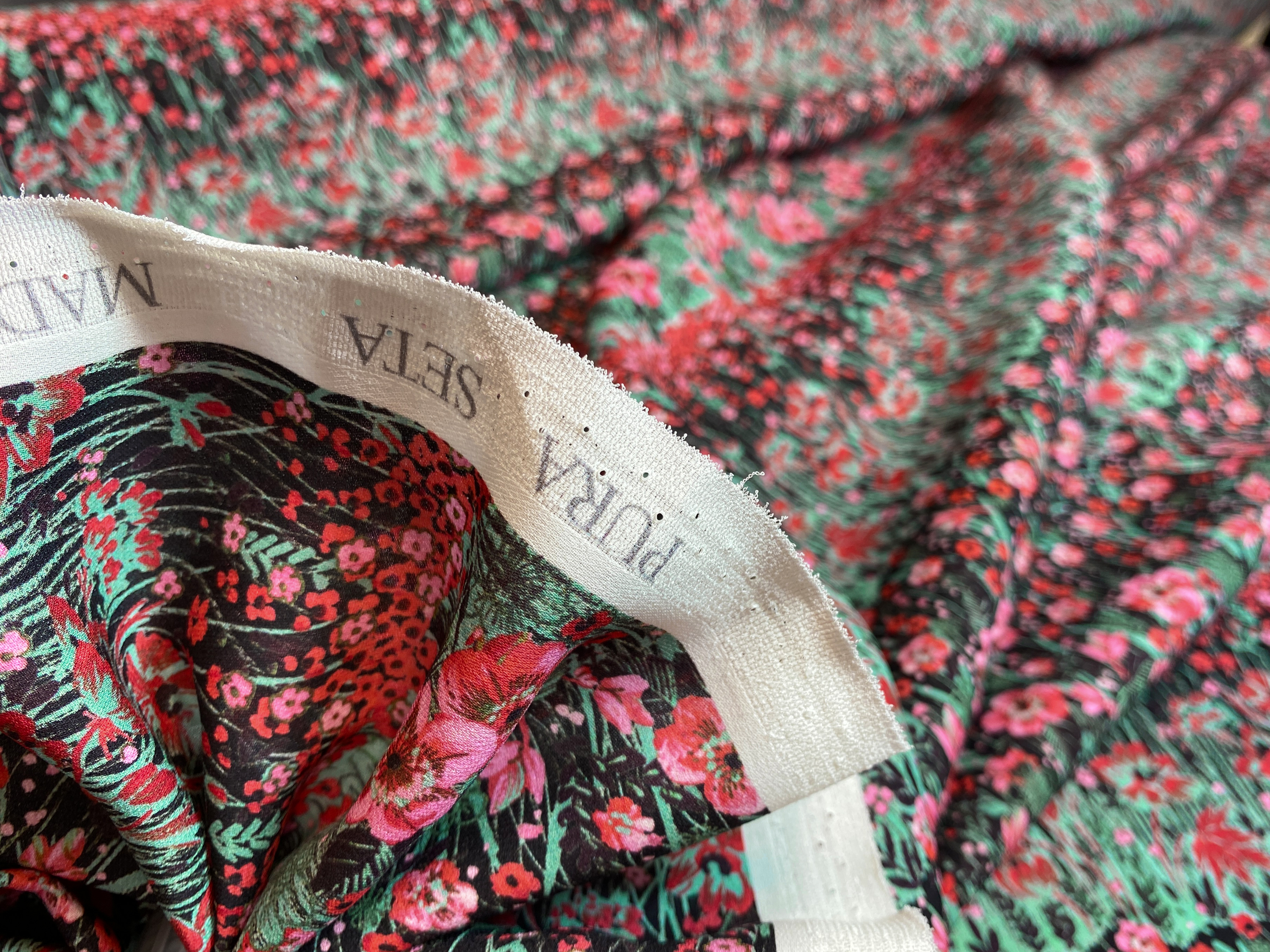 Seidencrepe mit Blütenstreifen