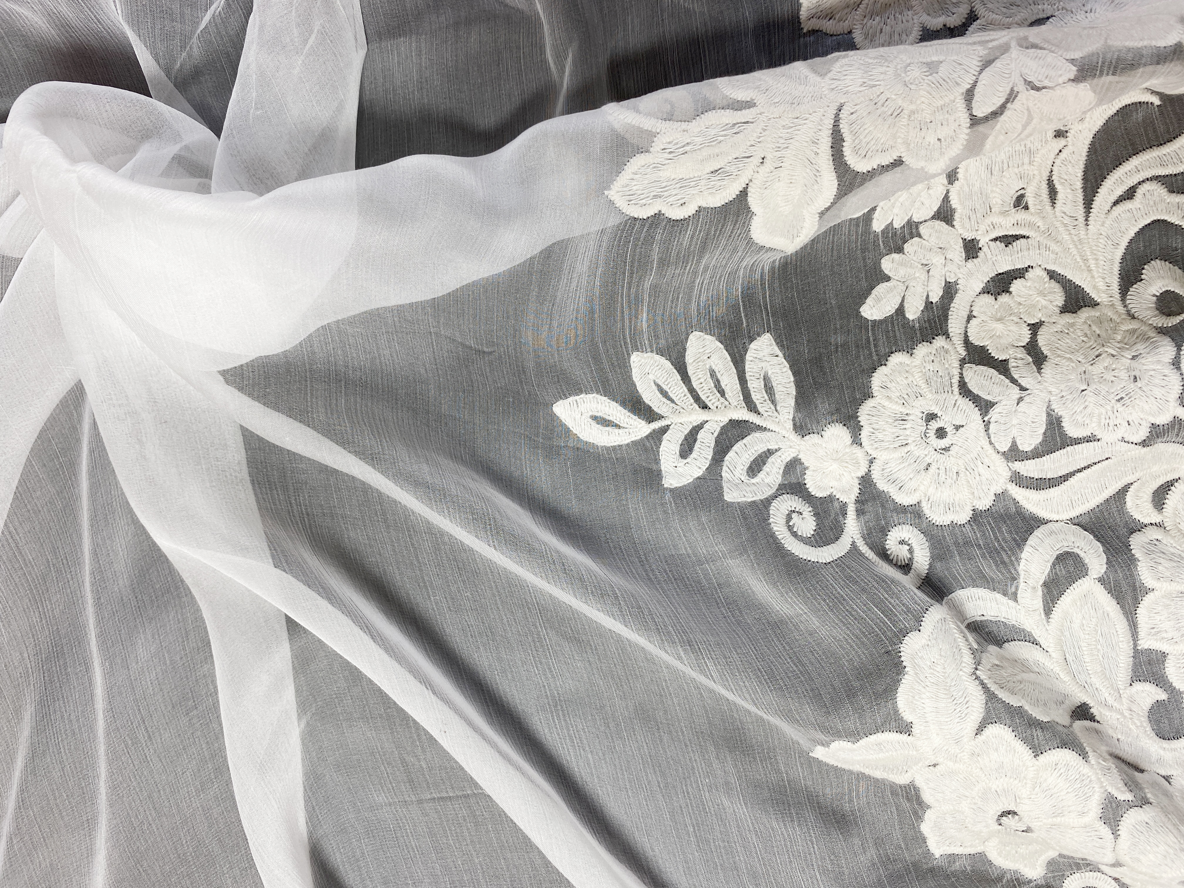bestickter Seidenchiffon weiß