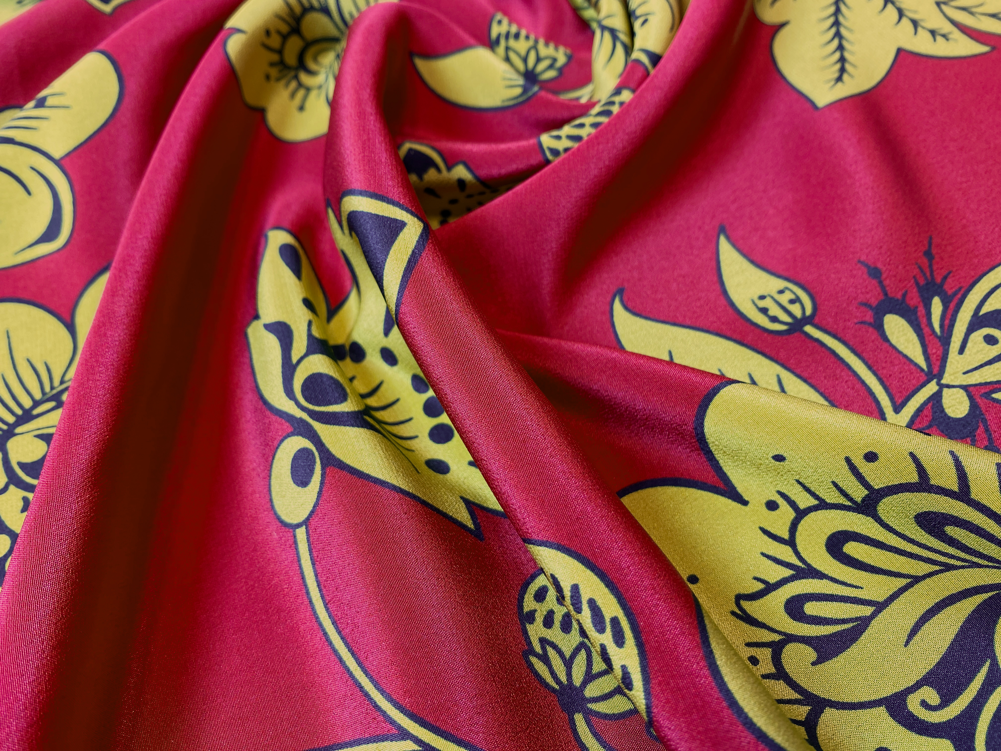 feiner Crepe mit großem Rankenmuster