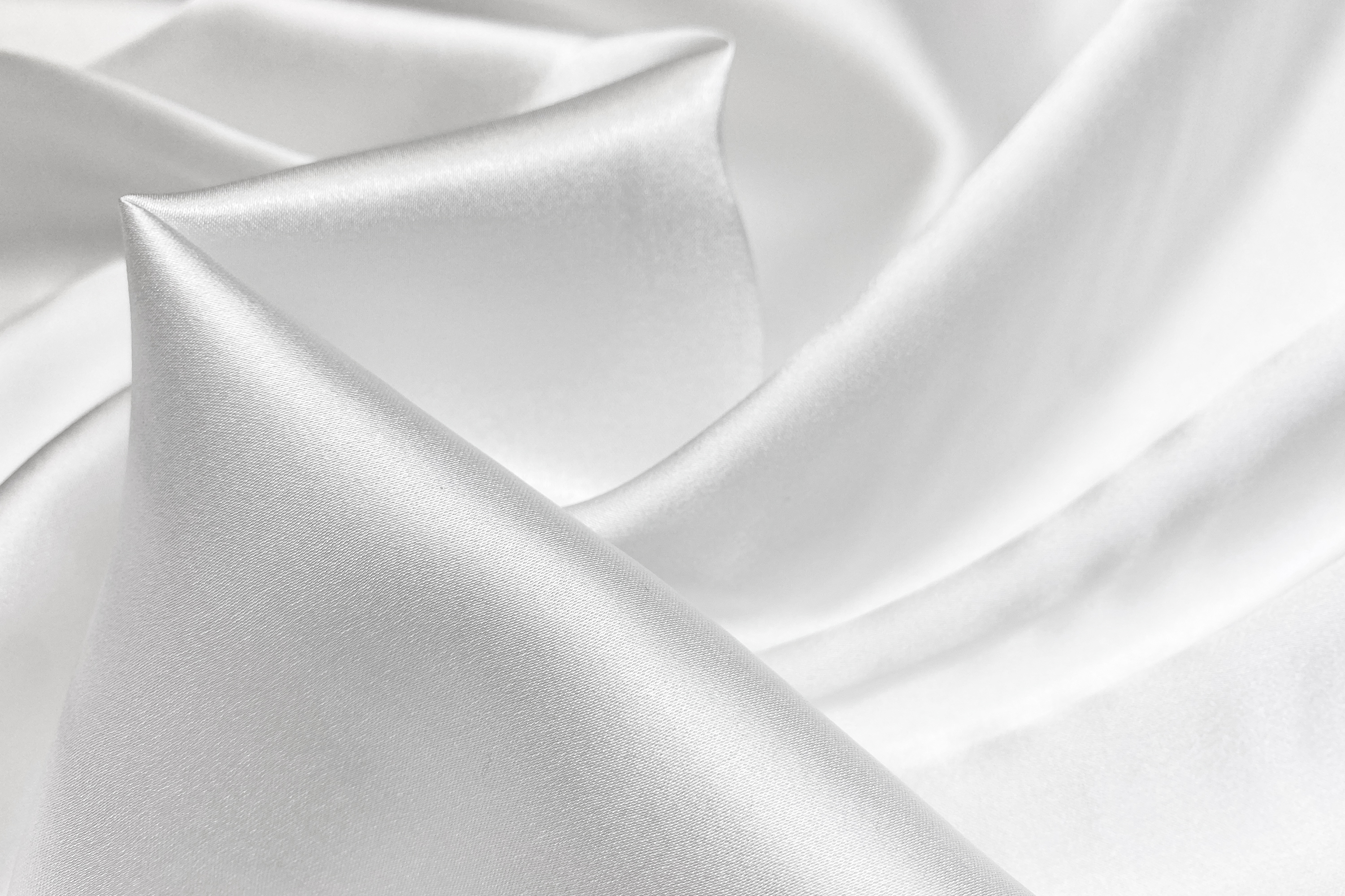 Elastischer Seiden-Satin weiß