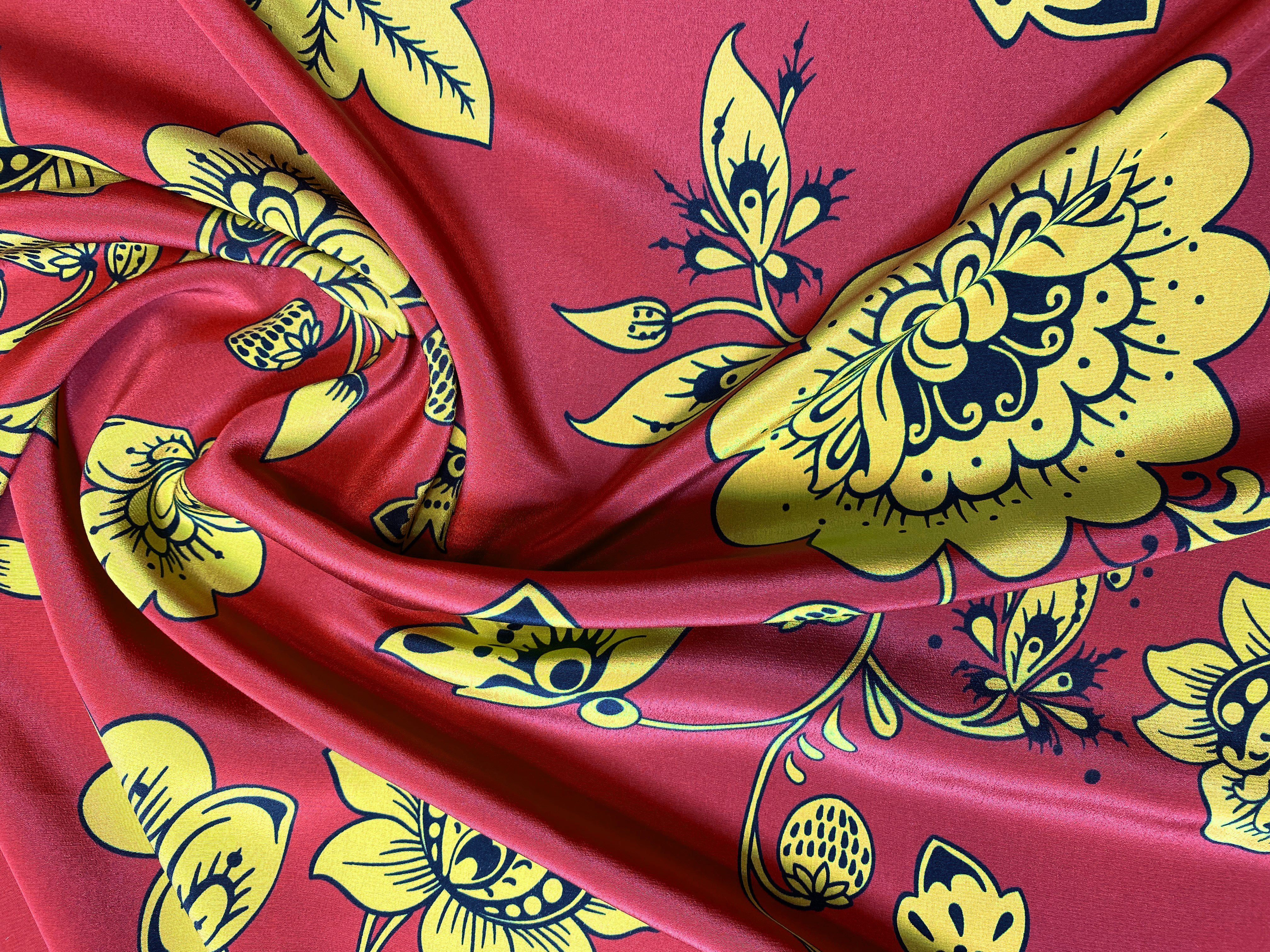 feiner Crepe mit großem Rankenmuster