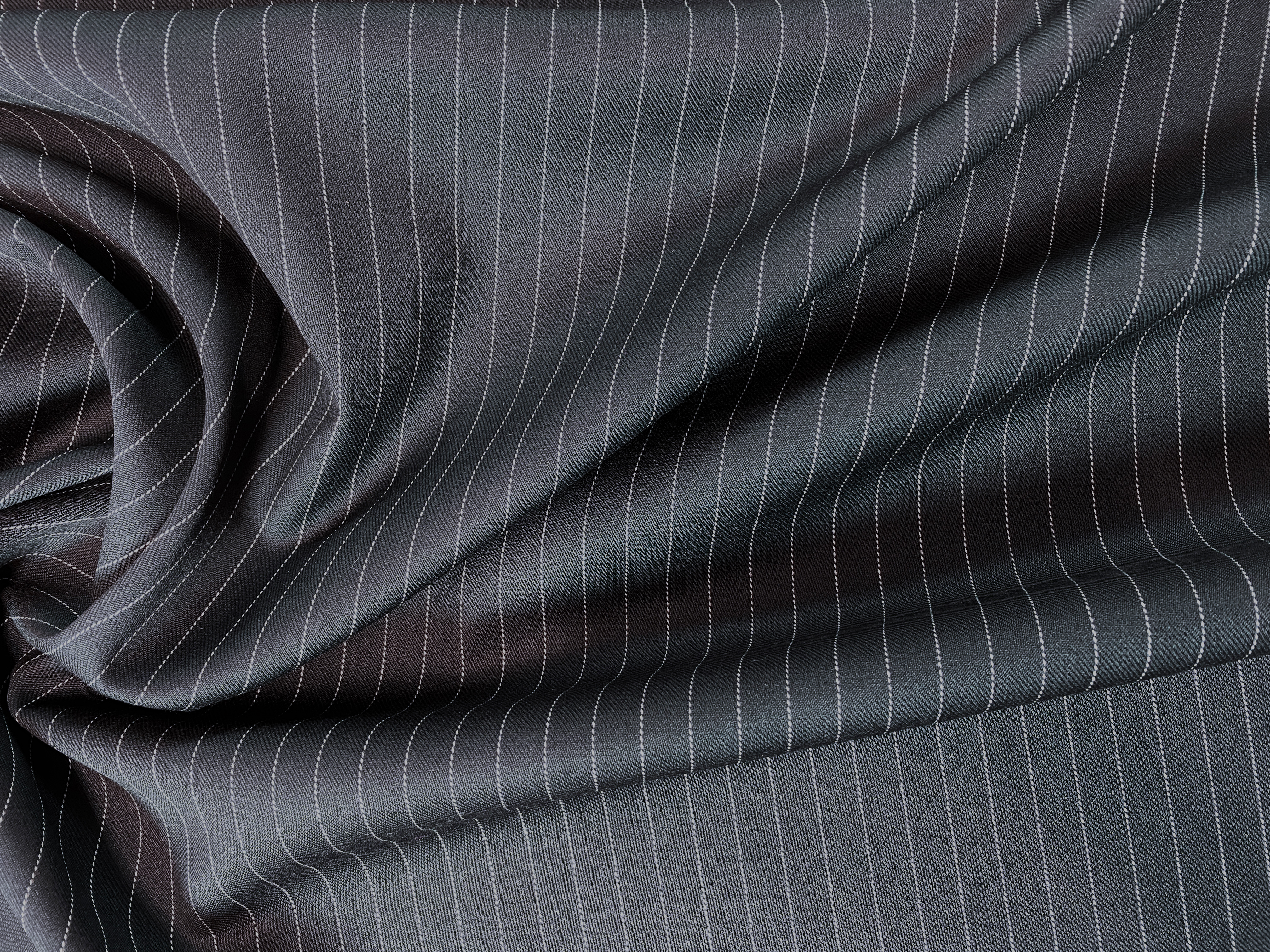 klassischer Nadelstreifen in dunkelblau-weiß