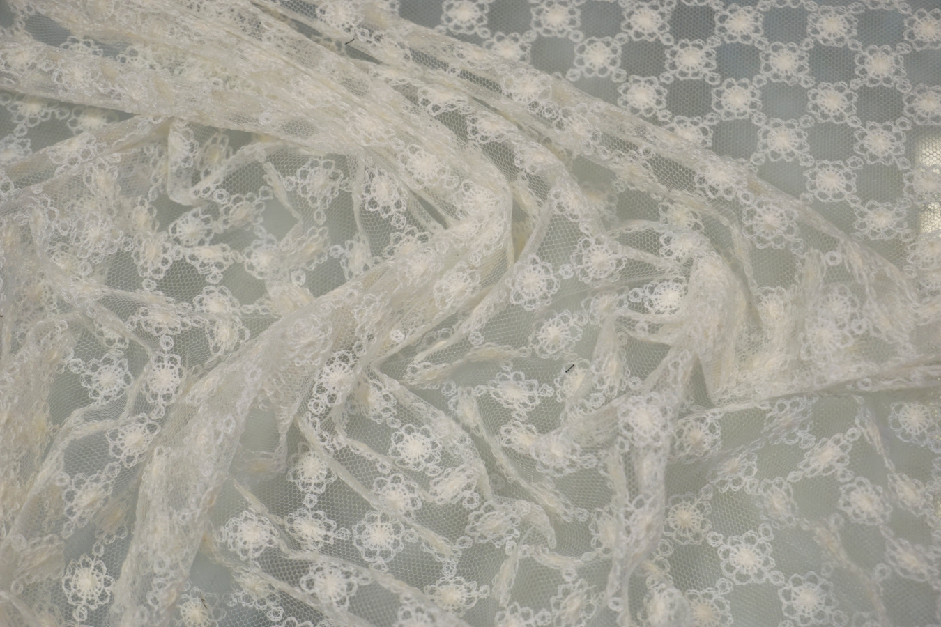 Bestickter Tüll - creme