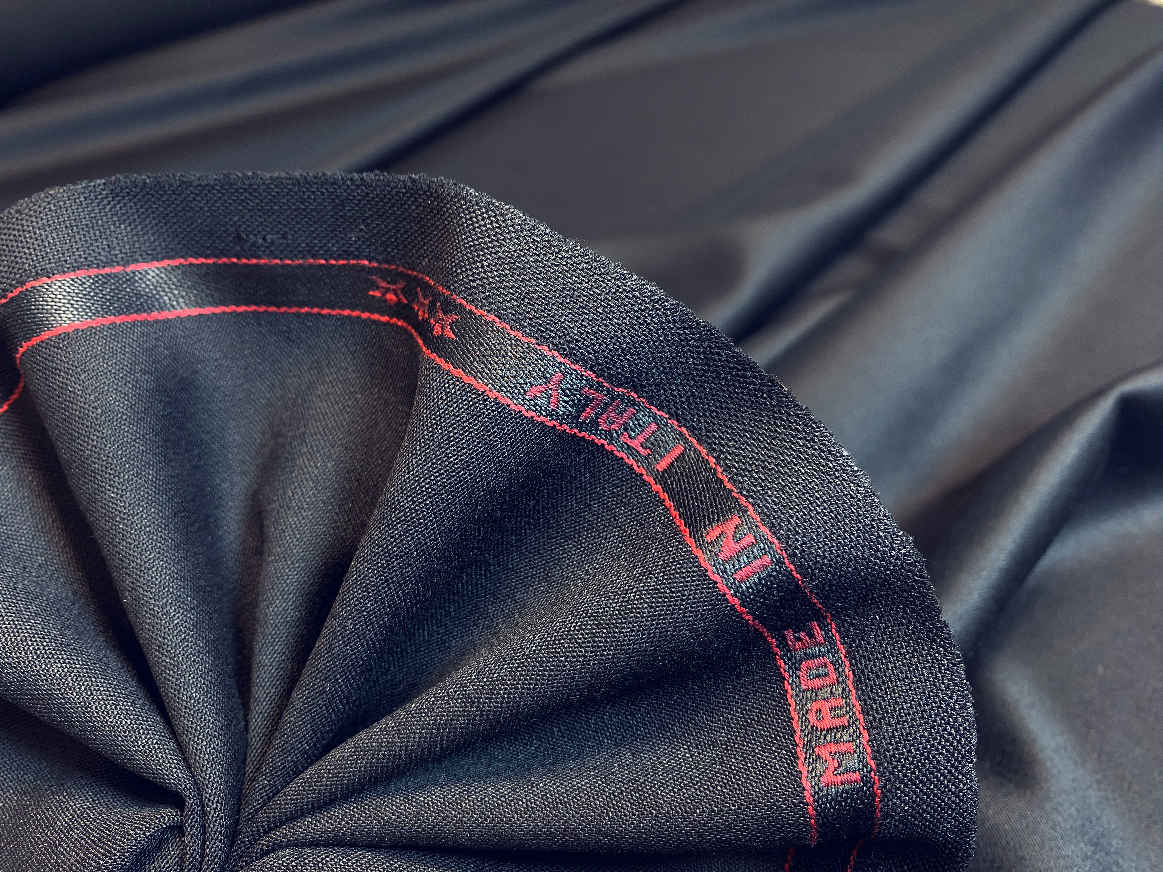 Schurwollsatin schwarz