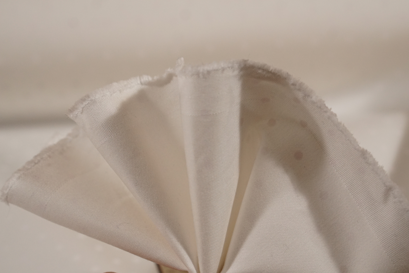 Baumwolle ecru mit weißen Punkten