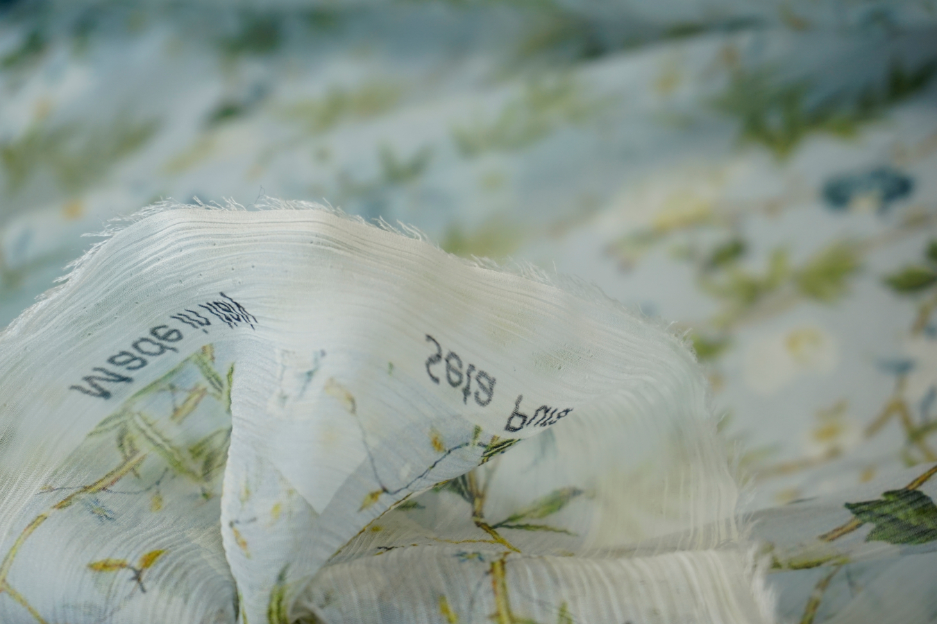 Seidenchiffon - Blumen auf hellblau