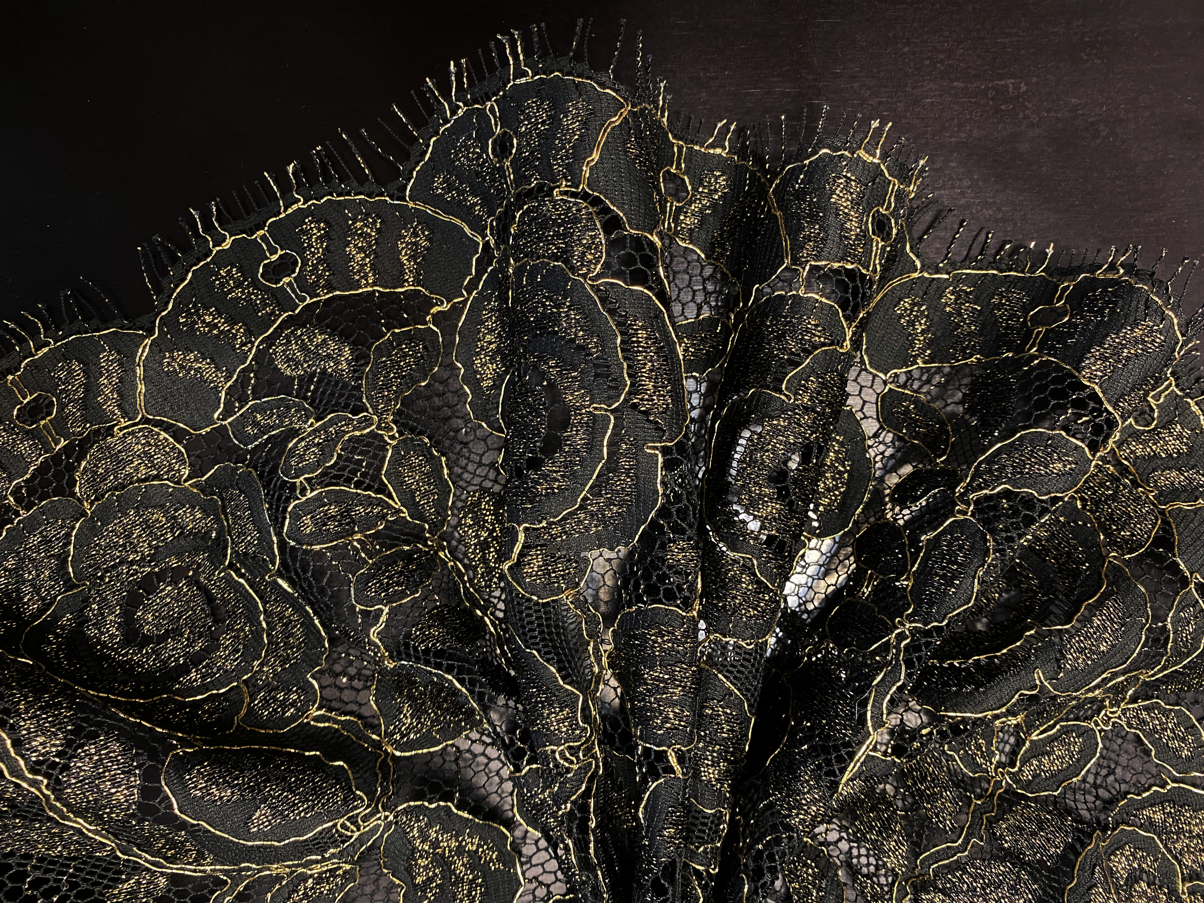 schwarz-goldene Blumenspitze