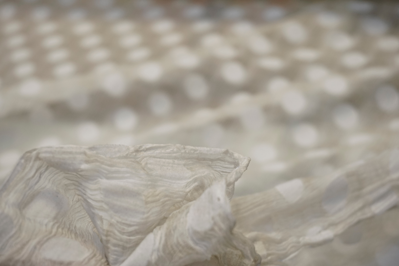 Seide mit Flockpunkten, hellgrün