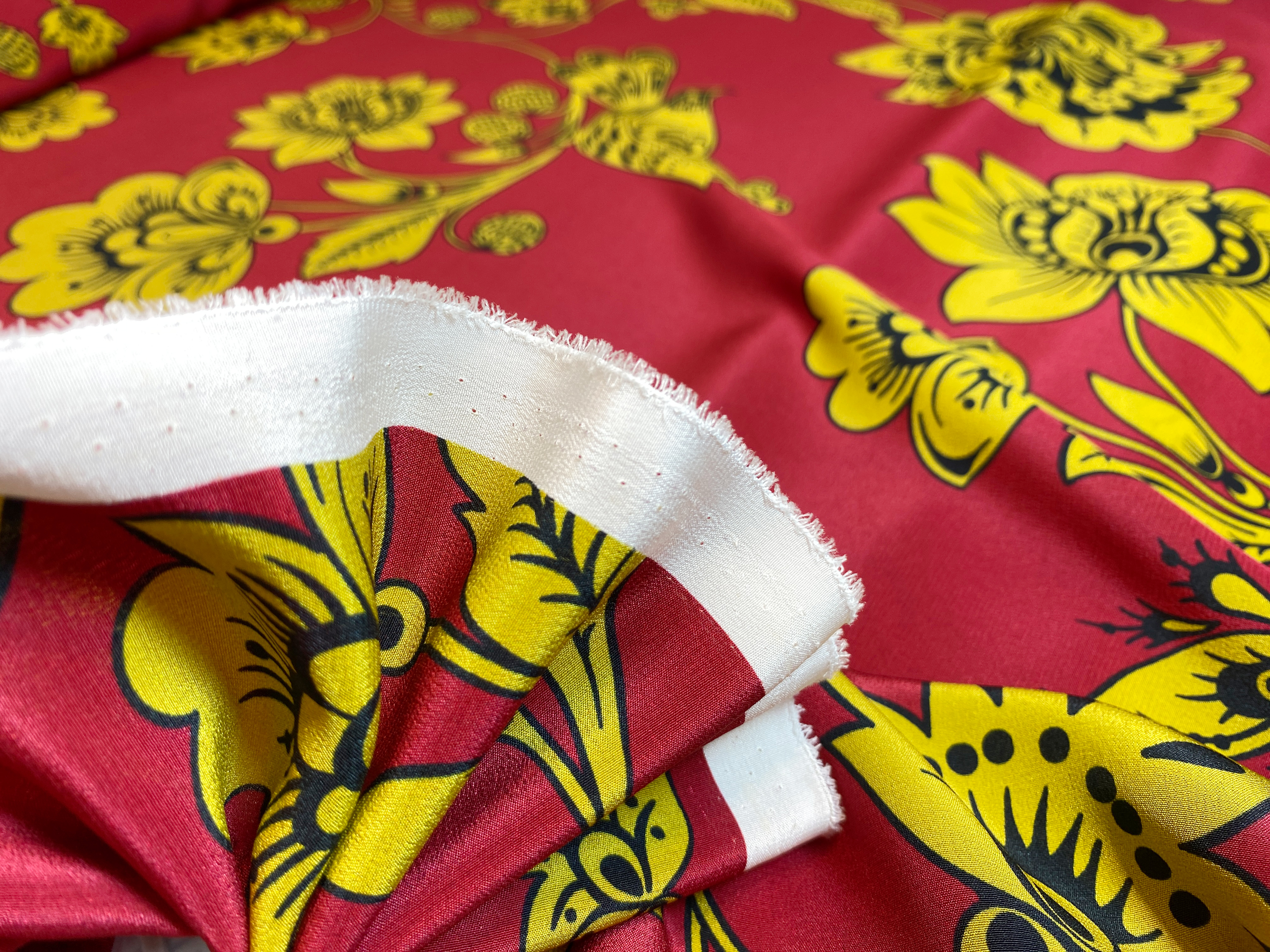 feiner Crepe mit großem Rankenmuster