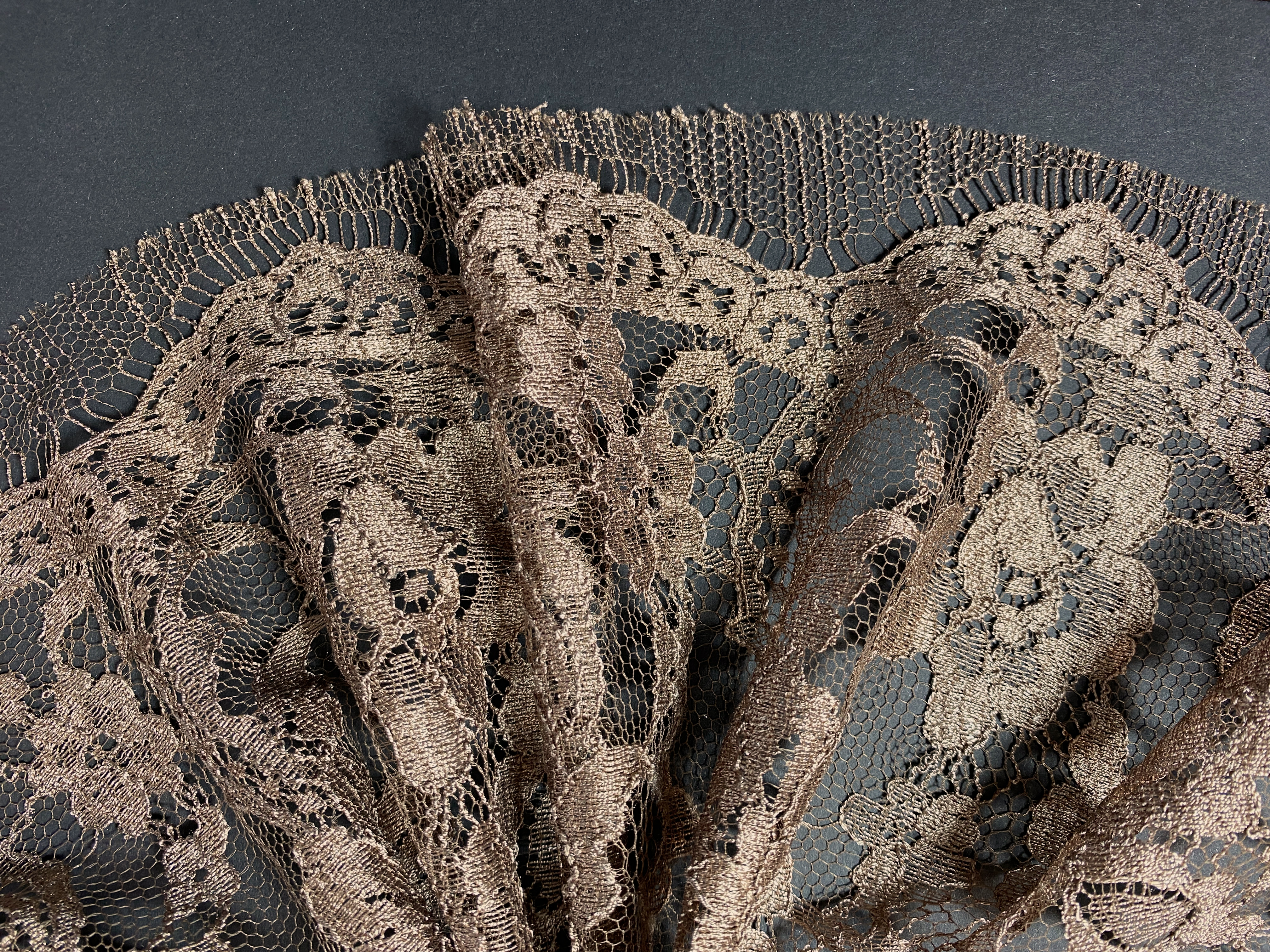 feine Tüllspitze braun