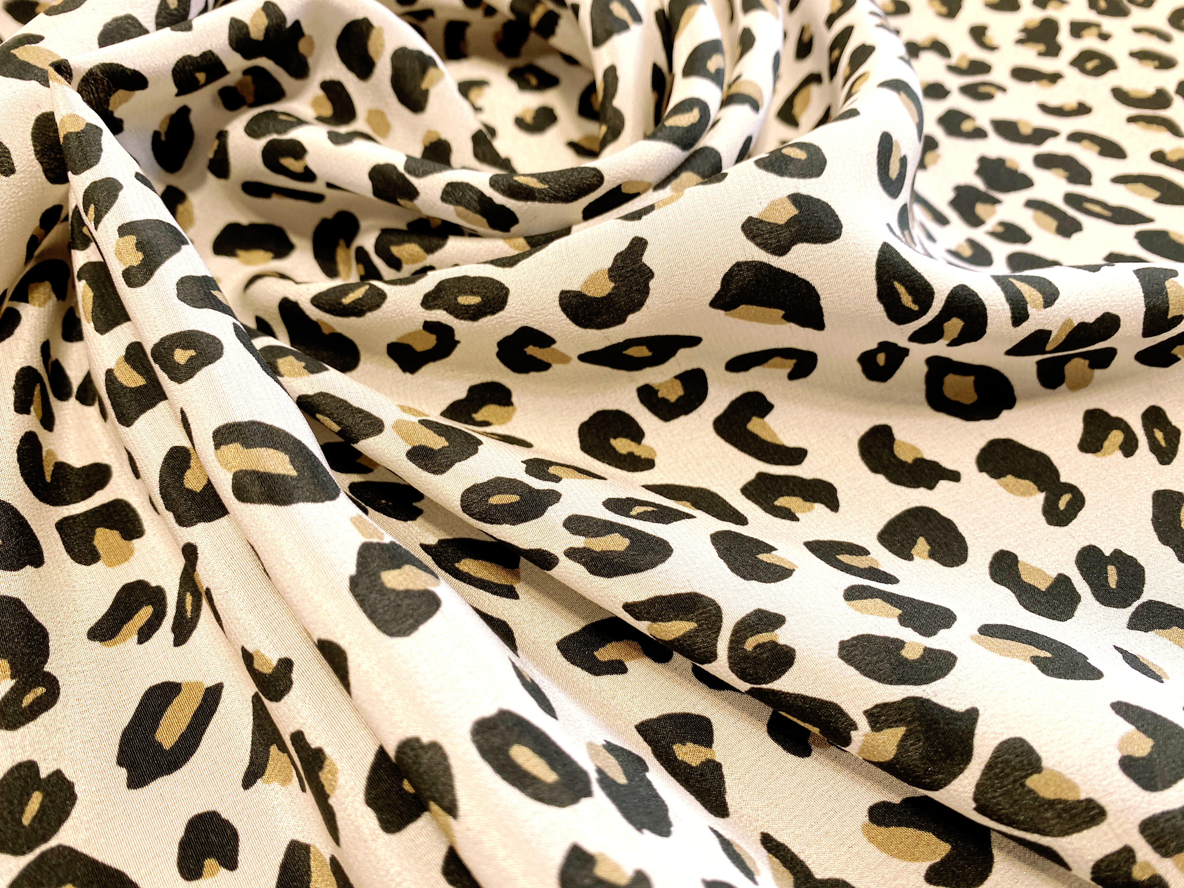 feiner Crepe Tierfelldruck auf creme