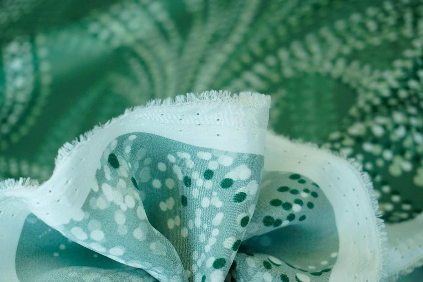 Seidensatin - Punktemuster auf salbei