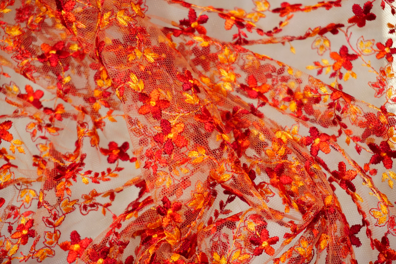 Bestickter Tüll - Rottöne