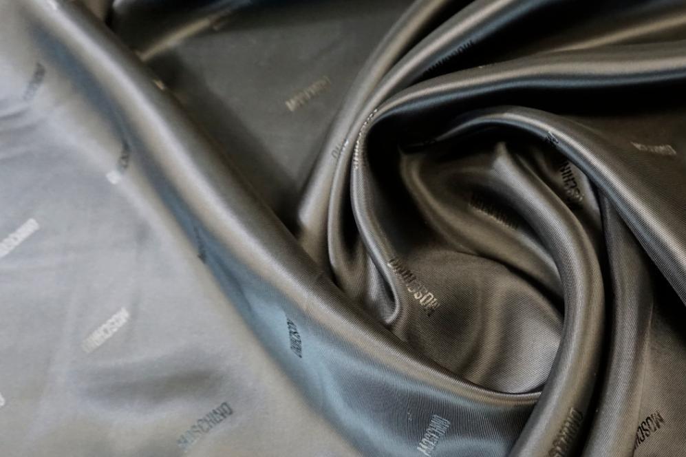 Futterjacquard - Schriftzug, schwarz