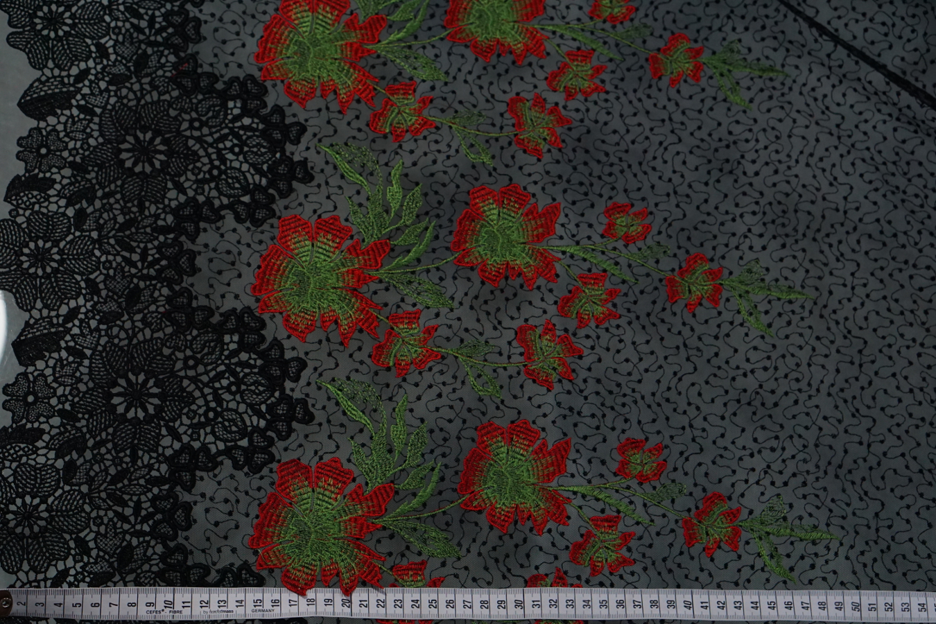 Bestickter Tüll mit Spitzenkante