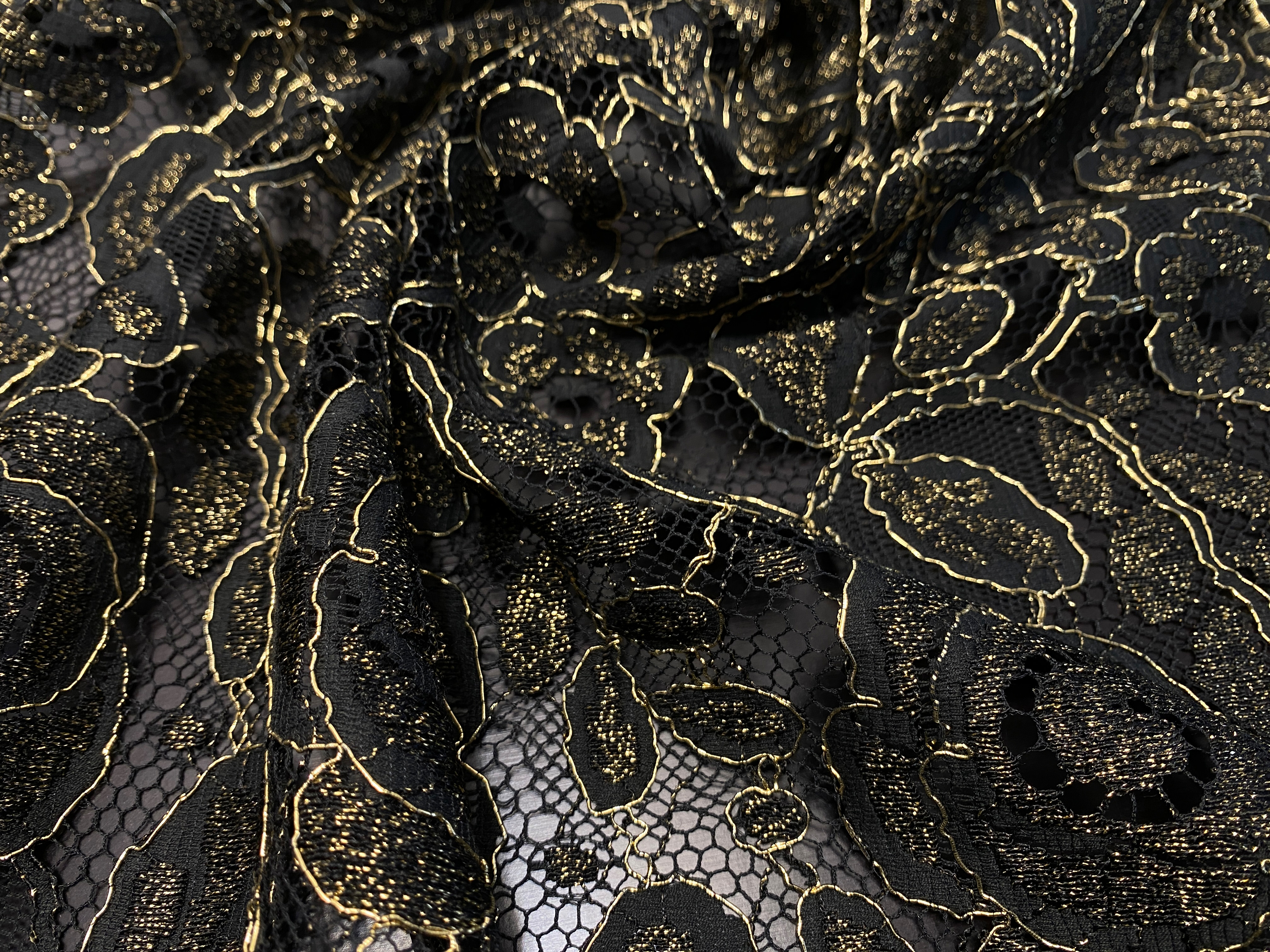 schwarz-goldene Blumenspitze