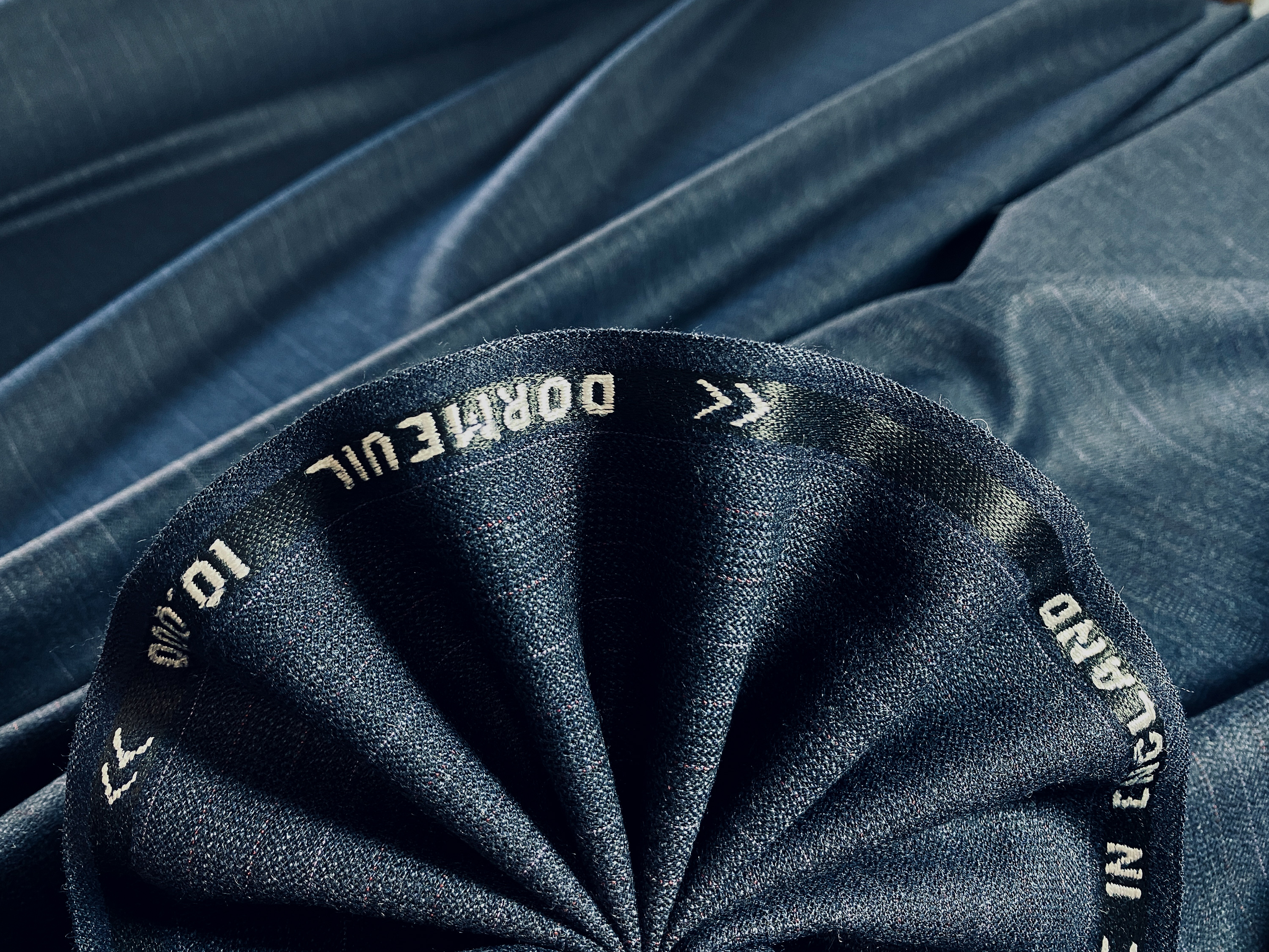 Schurwolle Dormeuil dunkelblau gestreift