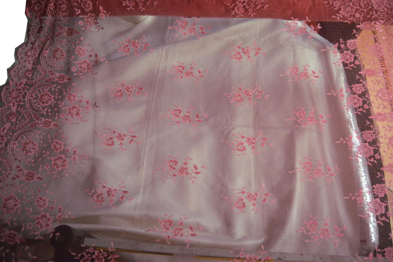 Spitze mit transparenten Pailletten